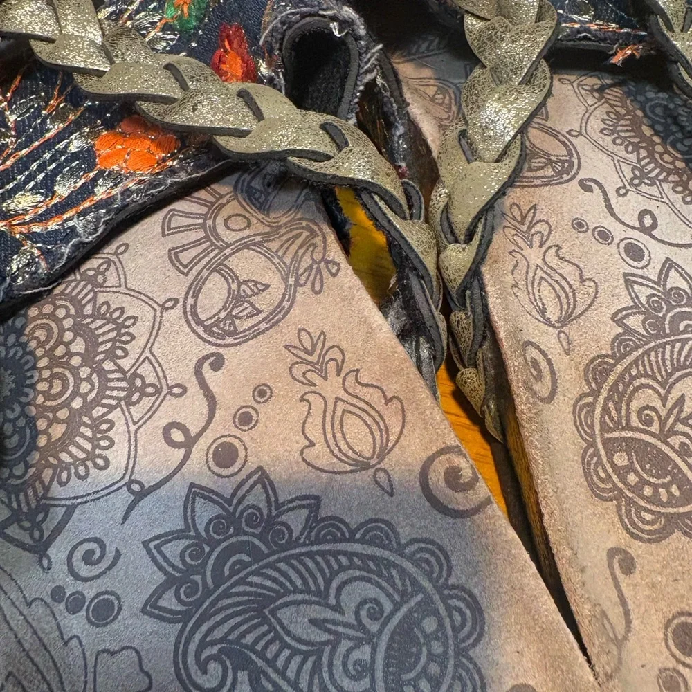 the Muk Luks Women's Elaine Sandals boho-style floral fabric braided strap - Picture 4 of 10